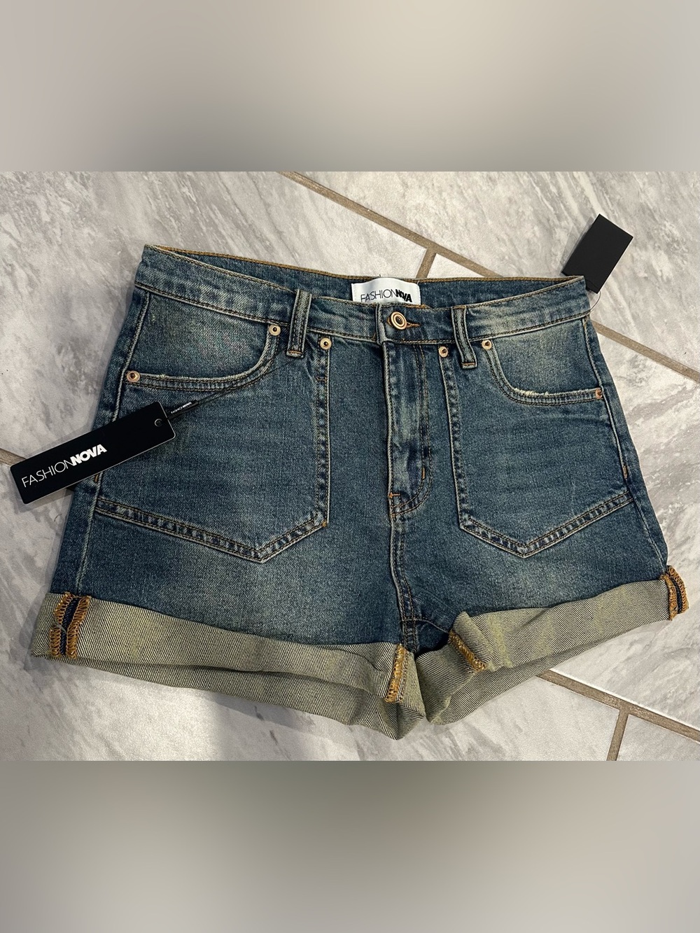 NWT Fashion Nova Womens Send It Stretch Denim Shorts Medium Wash Size 9
